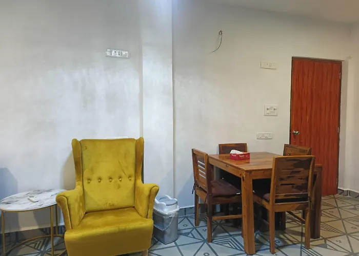 Half Orangee Party Stay With Free Swimming Pool, Free Game Room, Free Parking Next To Vagator Beach-Near To Chapora Fort-Near To Hill Top